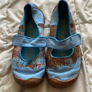Keen comfortable casual athletic flats. 7.5